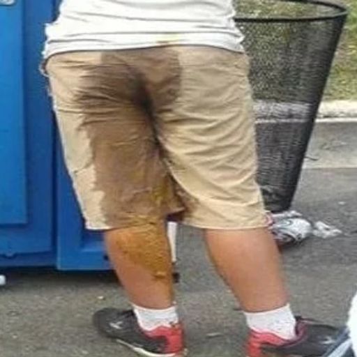 Мокрые штаны. Ребенок описался в штаны. Девушка описалась. Описалась в шорты. Детей которые описались.